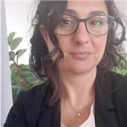 Insegnante di yoga offre lezioni individuali per riconnettersi con il corpo e il respiro. Specializzata con persone age